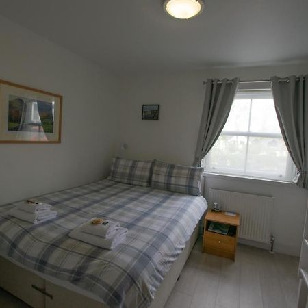 Corran Bunkhouse Hotel Bagian luar foto A bedroom in a bed and breakfast in Wales