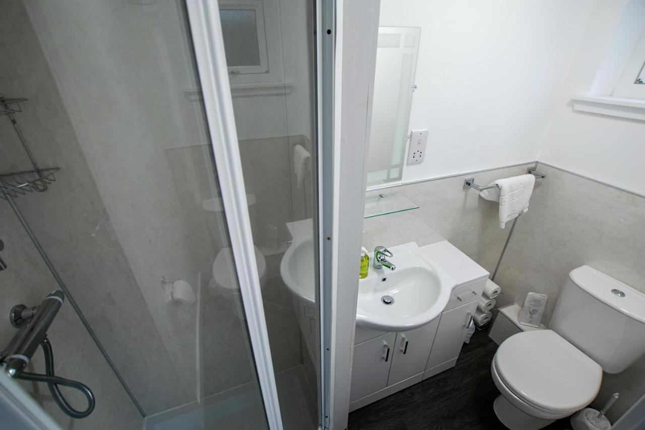 Corran Bunkhouse Hotel Bagian luar foto A shower cubicle