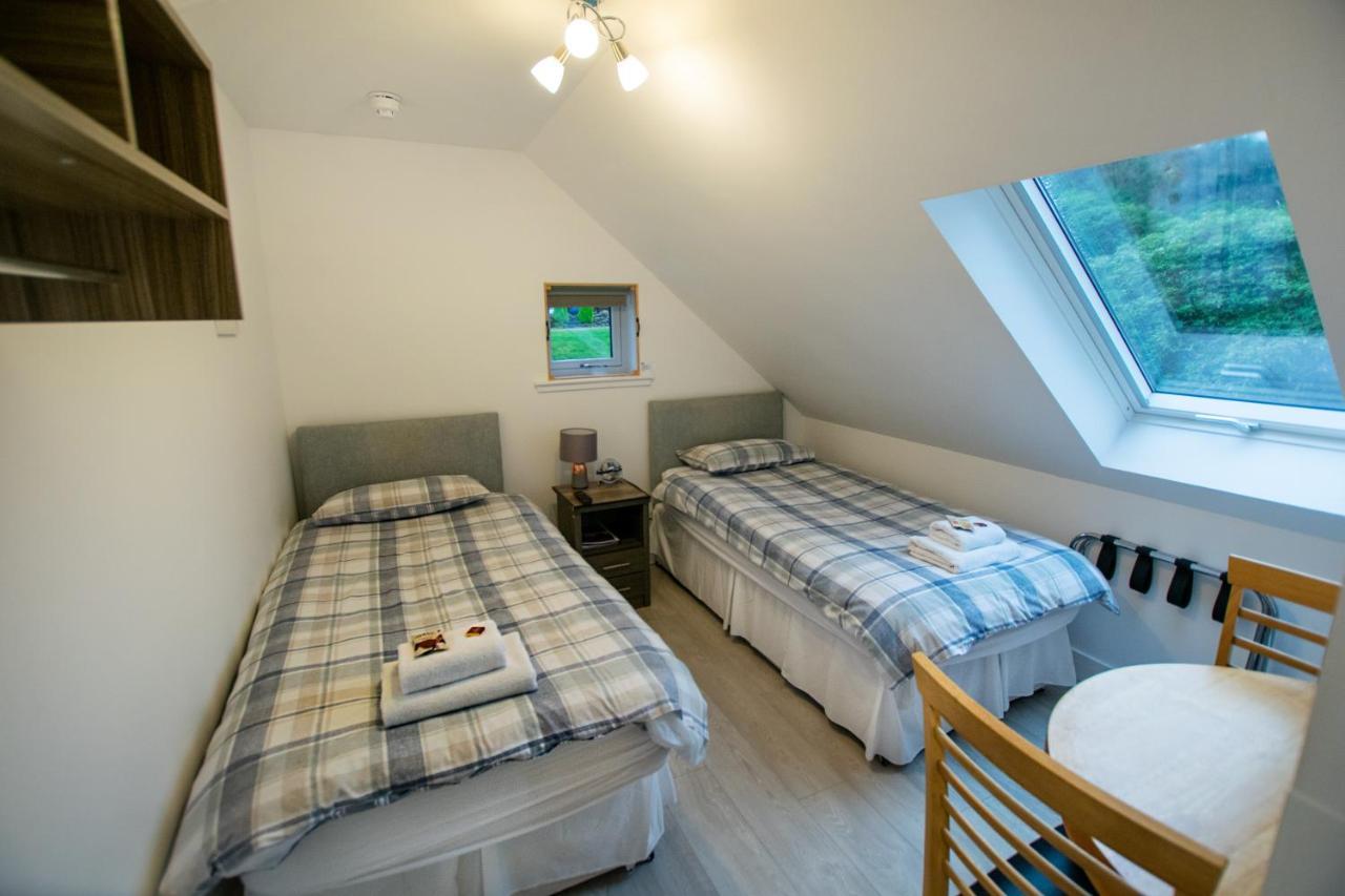 Corran Bunkhouse Hotel Bagian luar foto The twin bedroom