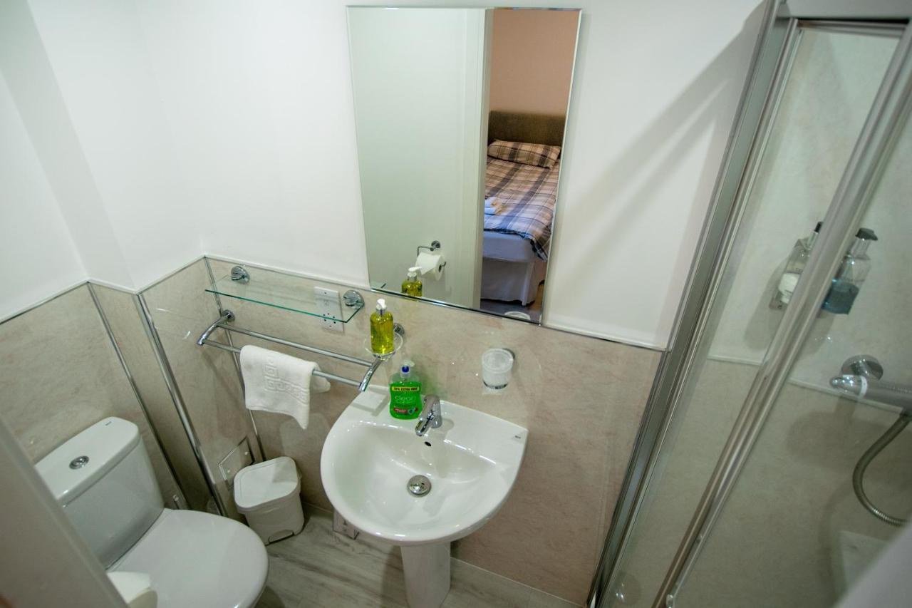 Corran Bunkhouse Hotel Bagian luar foto A wet room in a hotel