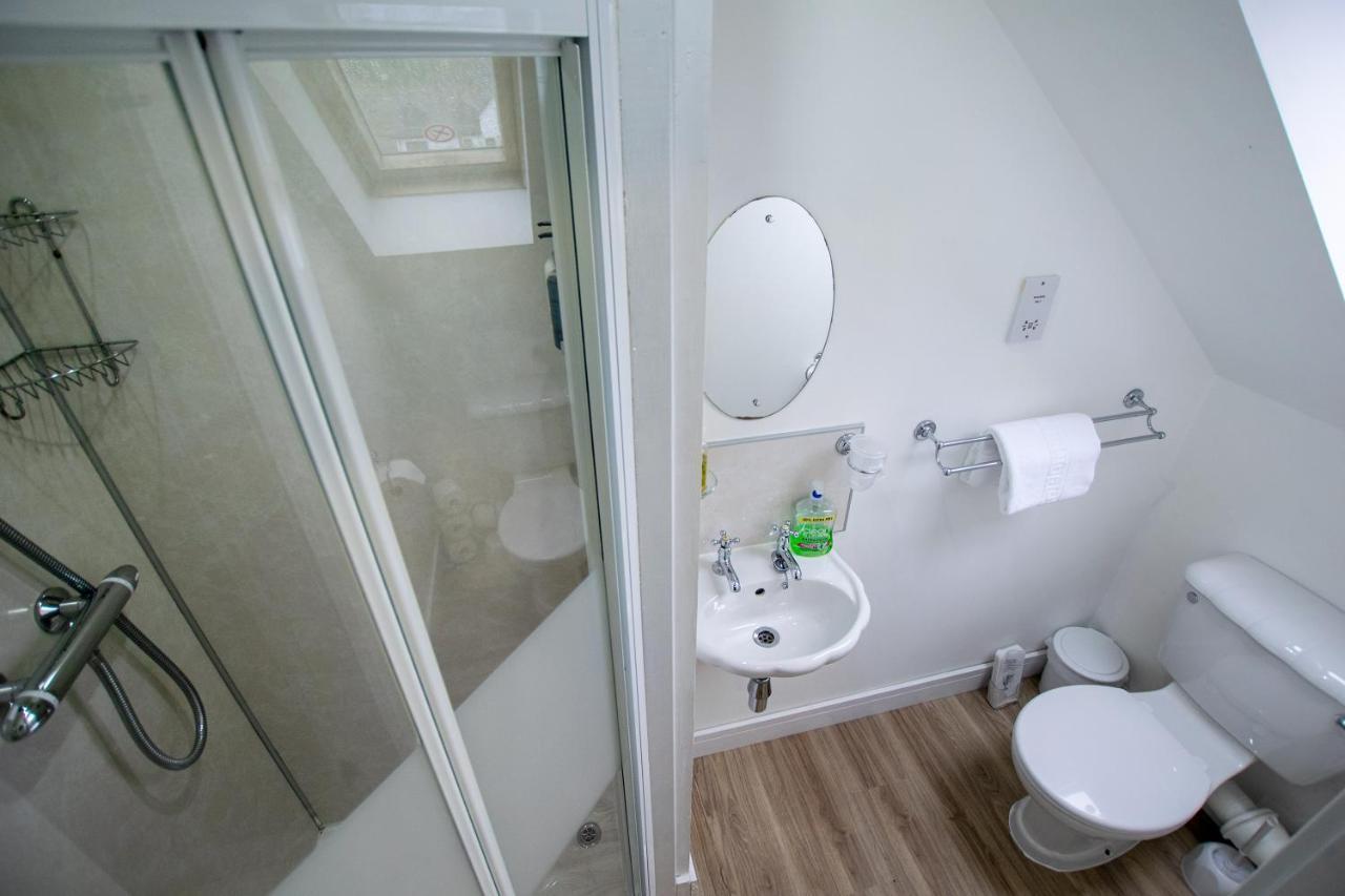 Corran Bunkhouse Hotel Bagian luar foto A typical bathroom in a student flat