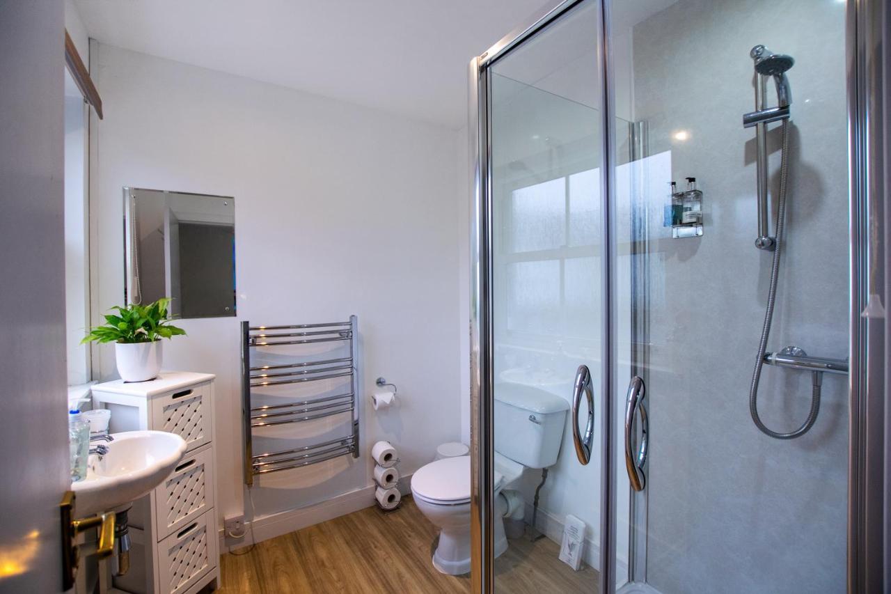 Corran Bunkhouse Hotel Bagian luar foto A shower room