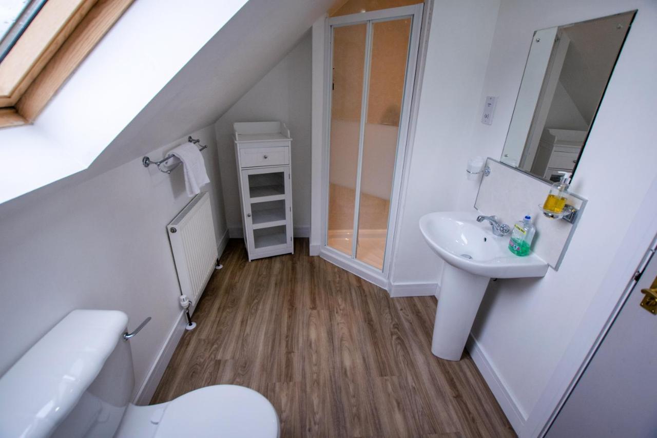 Corran Bunkhouse Hotel Bagian luar foto Ensuite bathroom