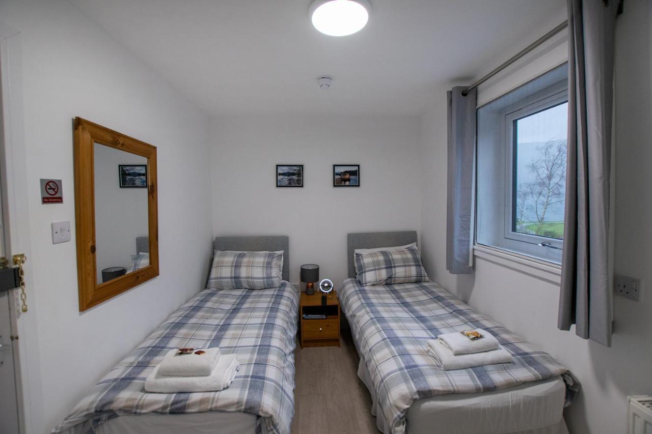 Corran Bunkhouse Hotel Bagian luar foto A twin bedroom