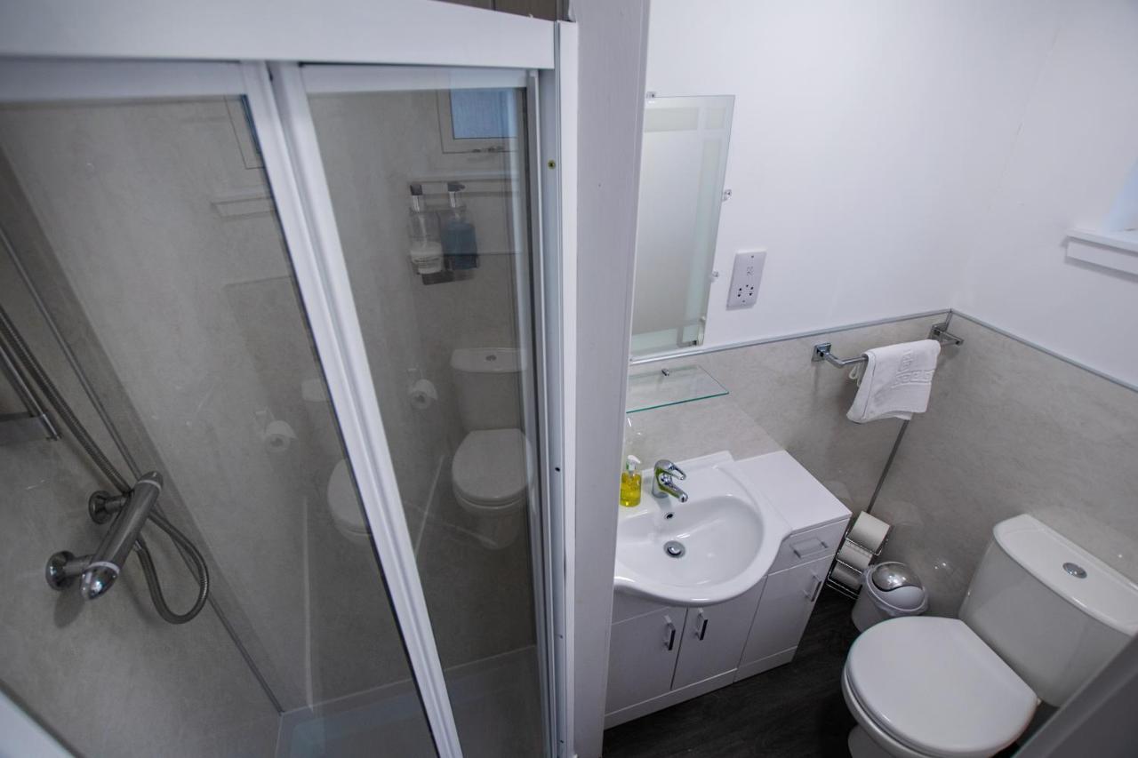 Corran Bunkhouse Hotel Bagian luar foto A shower cubicle