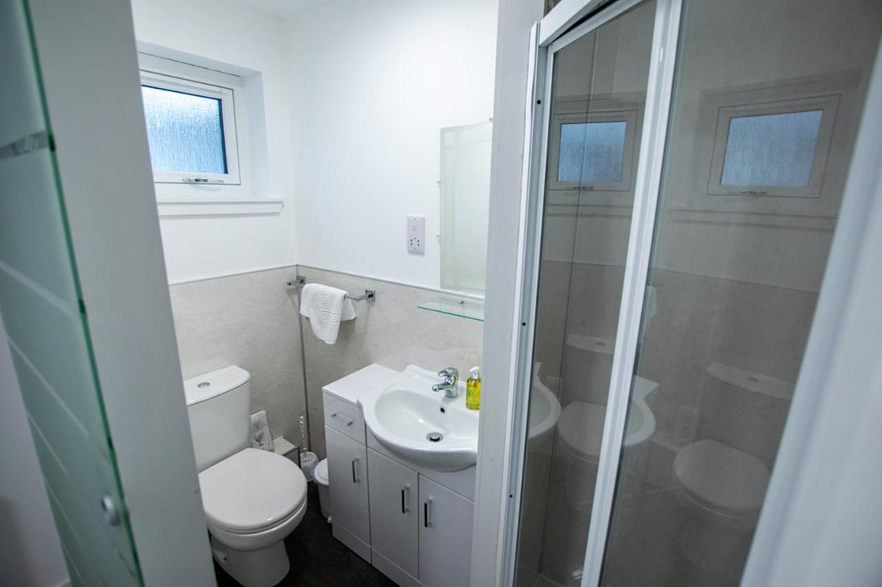 Corran Bunkhouse Hotel Bagian luar foto A typical shower room