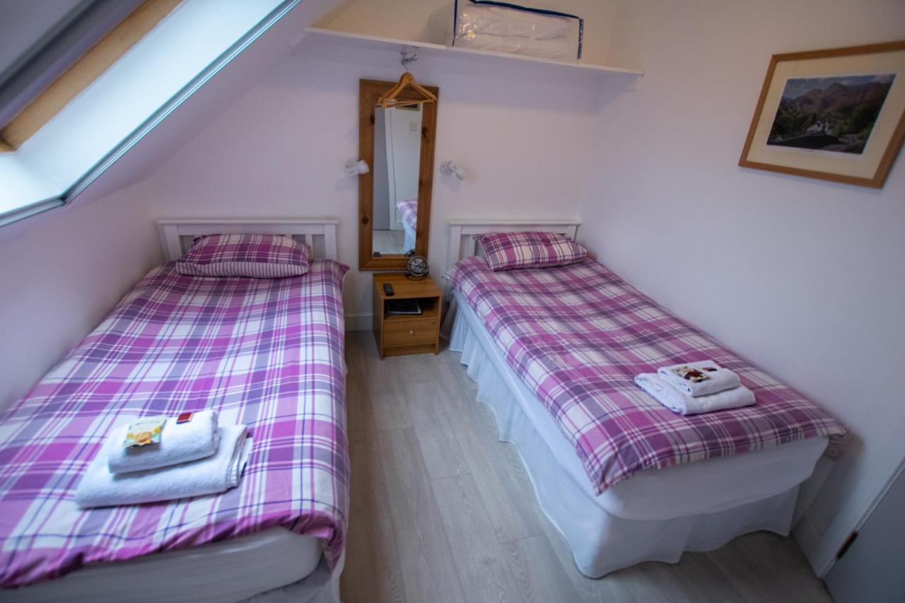 Corran Bunkhouse Hotel Bagian luar foto A twin bedroom