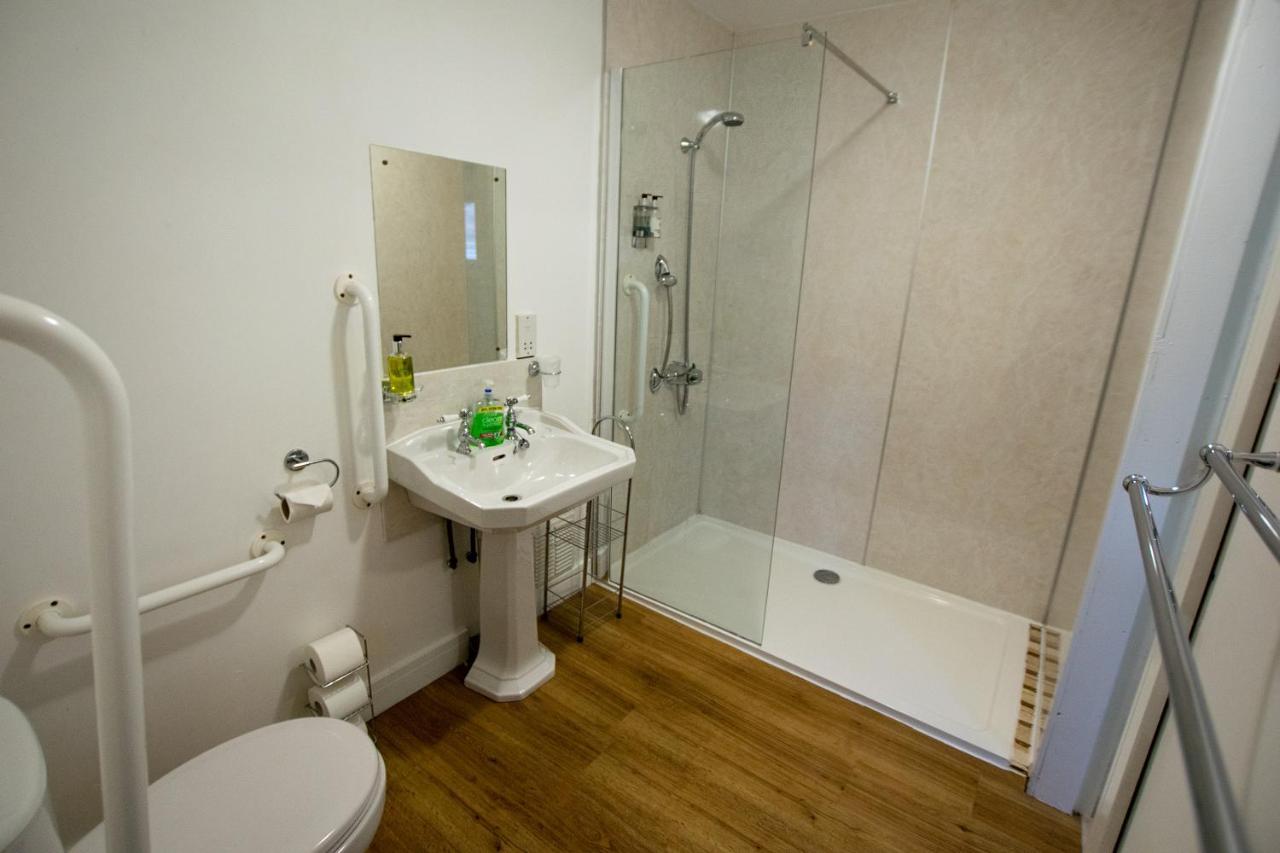 Corran Bunkhouse Hotel Bagian luar foto A typical bathroom in a student flat