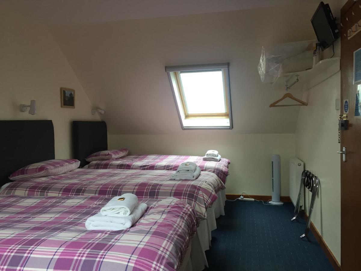 Corran Bunkhouse Hotel Bagian luar foto A room at the hotel