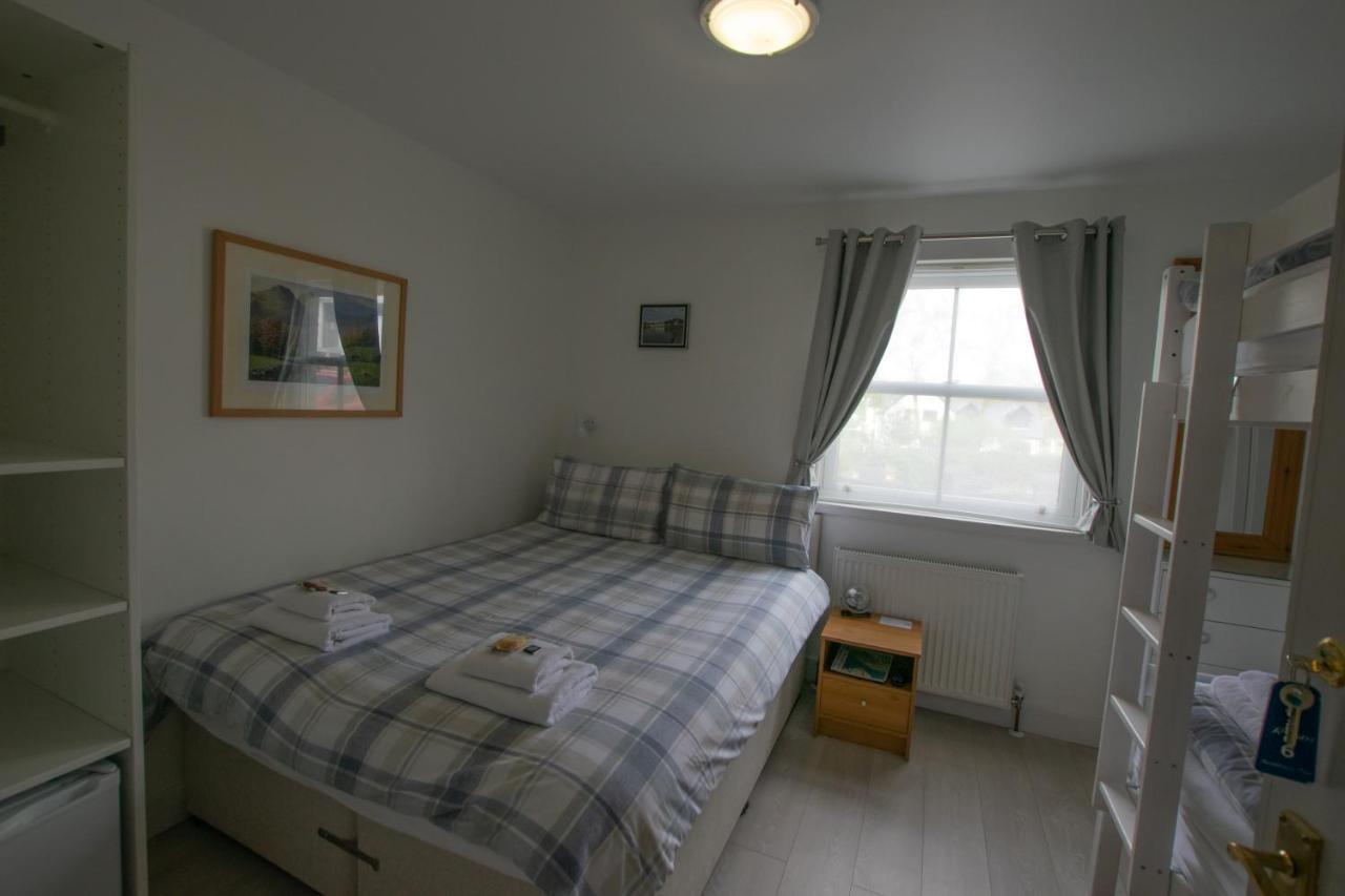 Corran Bunkhouse Hotel Bagian luar foto A bedroom in a bed and breakfast in Wales