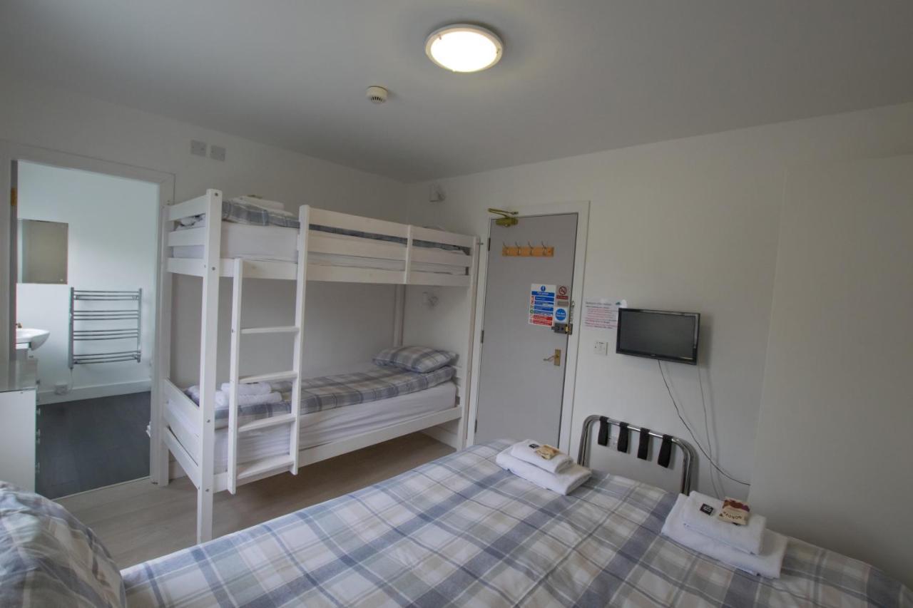 Corran Bunkhouse Hotel Bagian luar foto A room at a capsule hotel in Tokyo