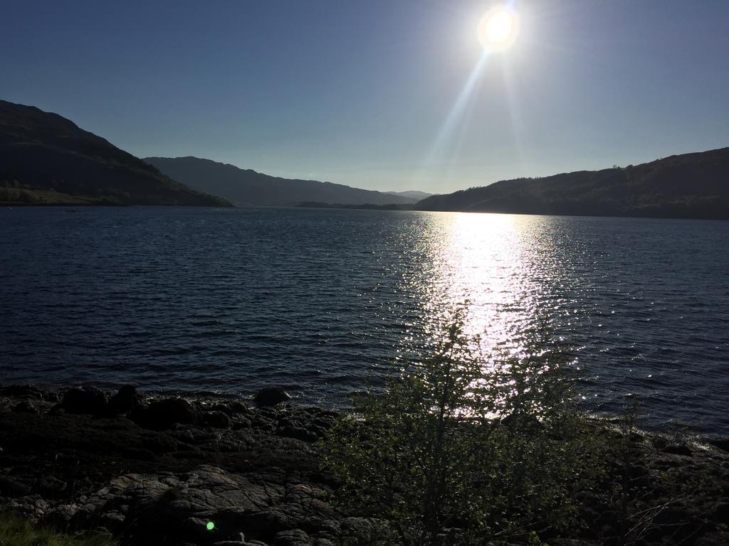 Corran Bunkhouse Hotel Bagian luar foto View of the lake