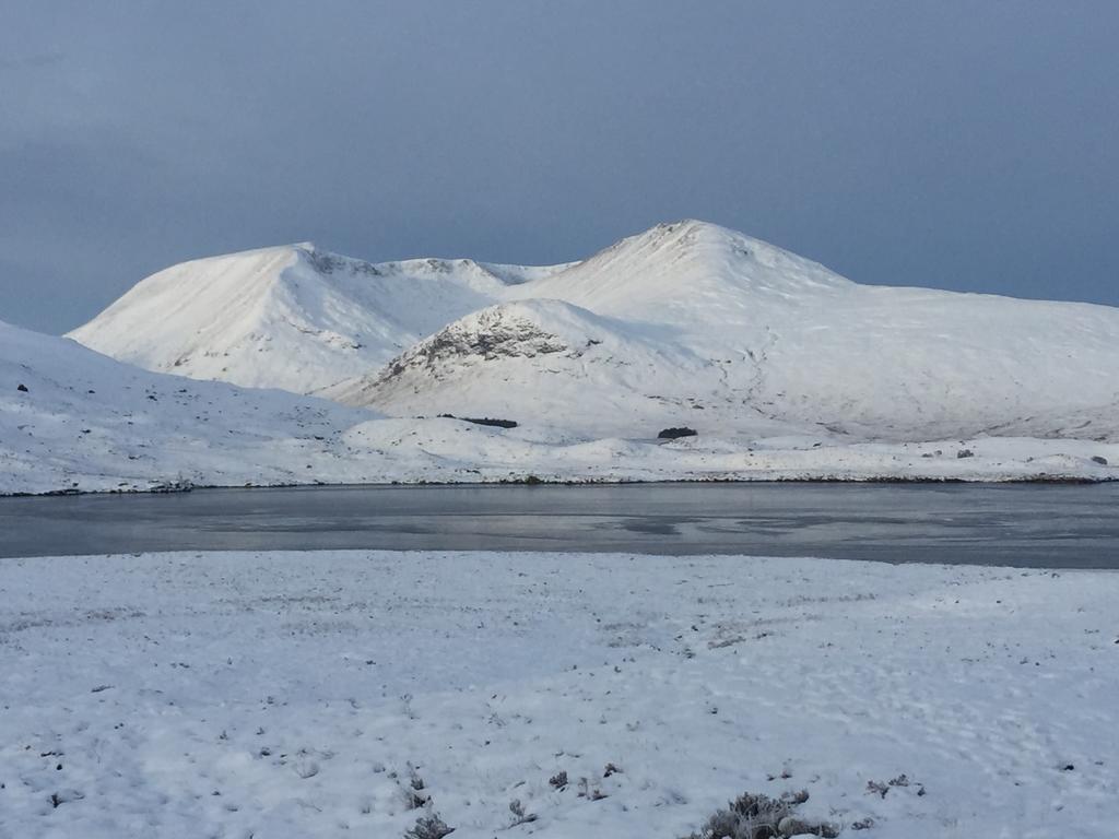 Corran Bunkhouse Hotel Bagian luar foto The Black Mountain range