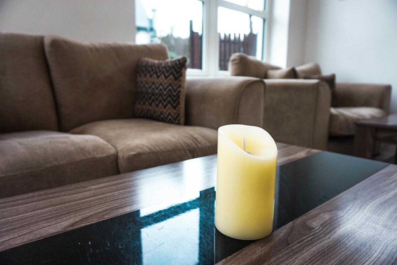 Corran Bunkhouse Hotel Ruang foto A candle on a coffee table