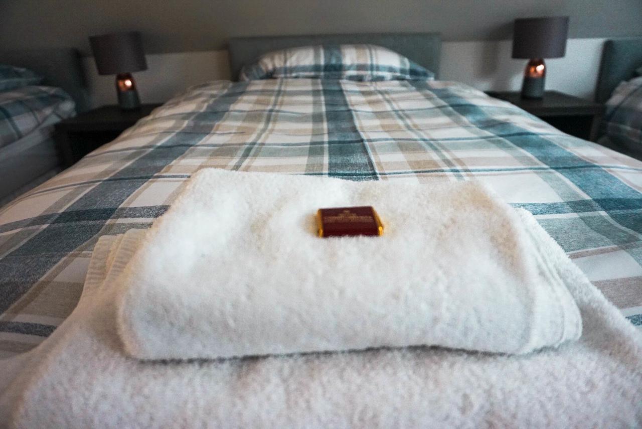 Corran Bunkhouse Hotel Bagian luar foto A bed with a fur throw