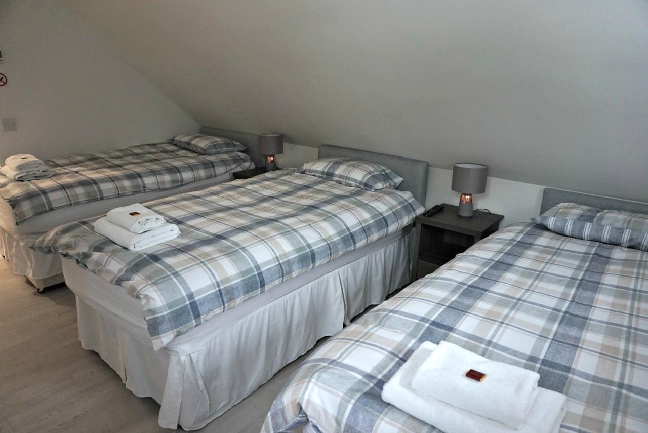 Corran Bunkhouse Hotel Bagian luar foto A room at the hotel