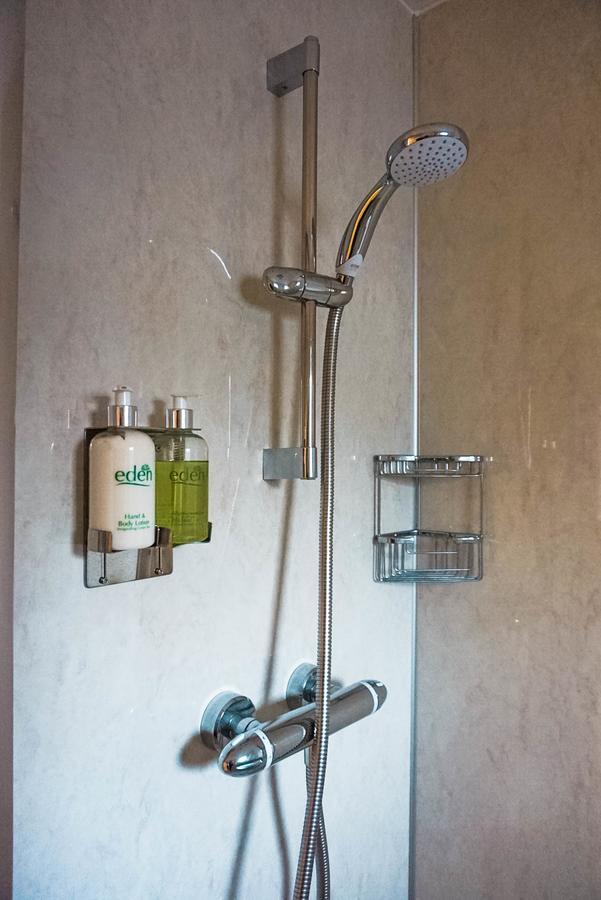 Corran Bunkhouse Hotel Bagian luar foto Shower gel and shampoo