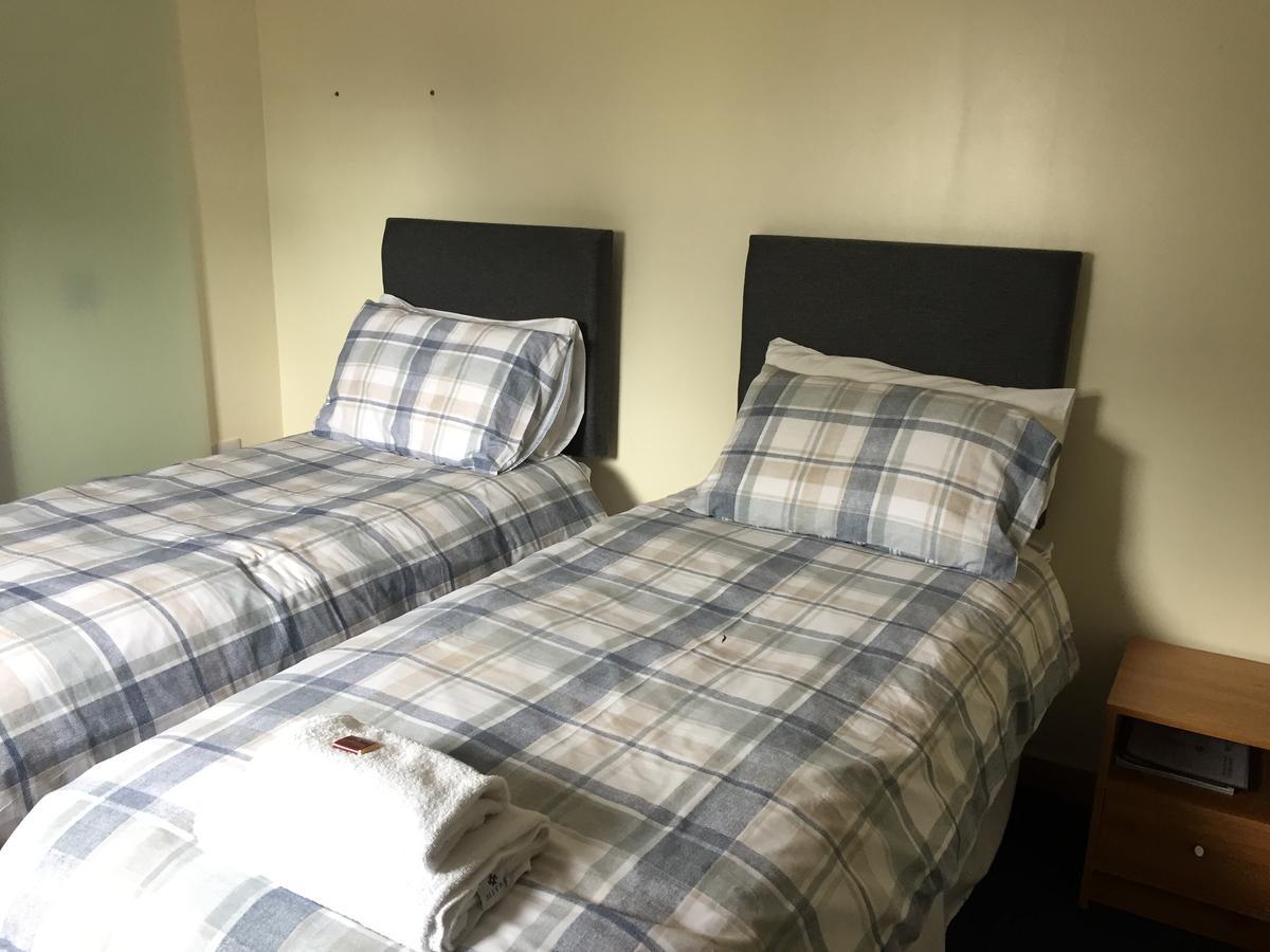 Corran Bunkhouse Hotel Bagian luar foto A typical bedroom in the hostel