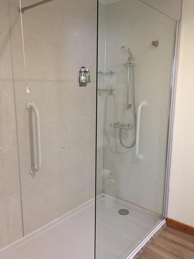 Corran Bunkhouse Hotel Bagian luar foto A shower enclosure