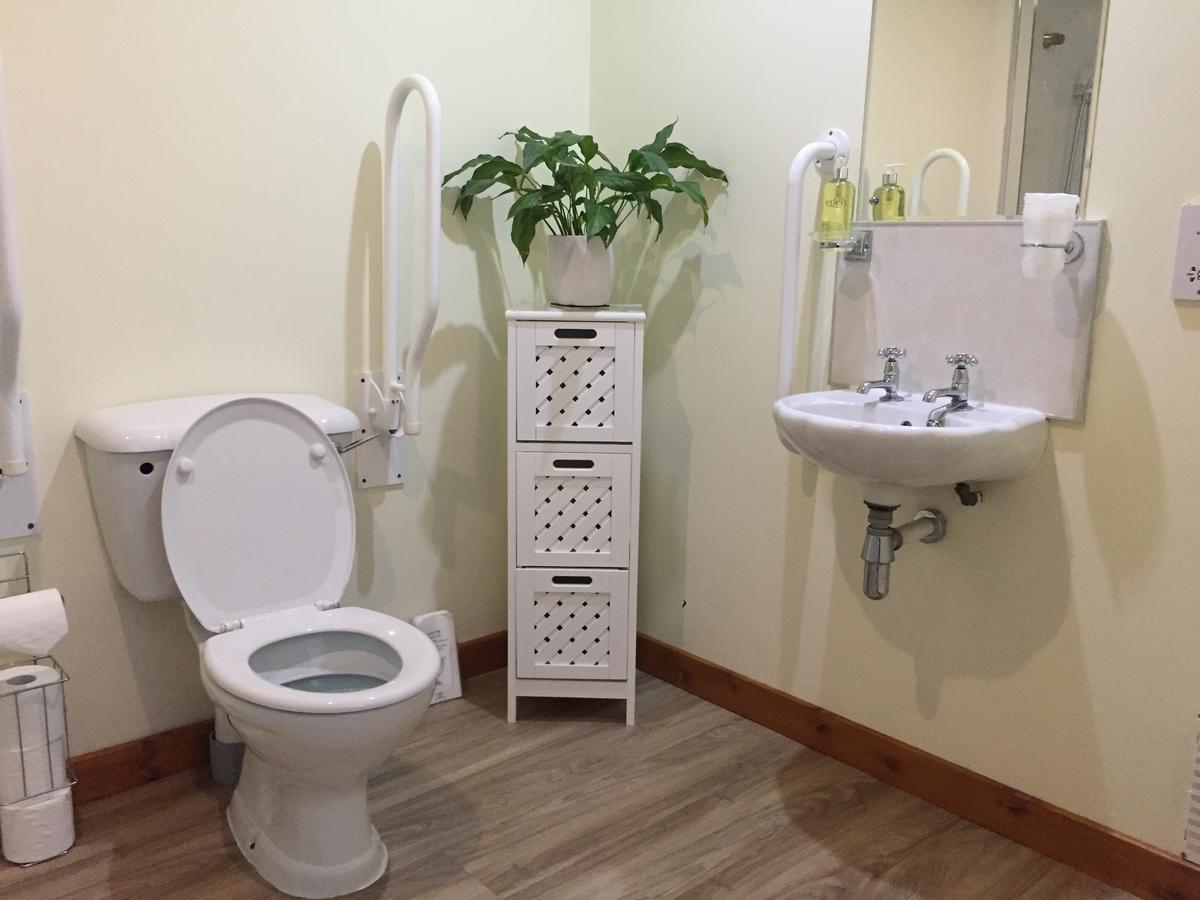 Corran Bunkhouse Hotel Bagian luar foto Disabled toilet with alarm