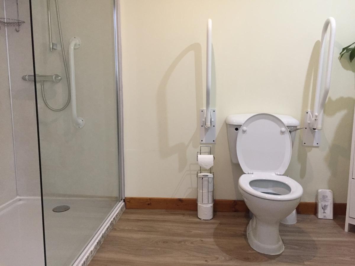 Corran Bunkhouse Hotel Bagian luar foto Disabled toilet alarm
