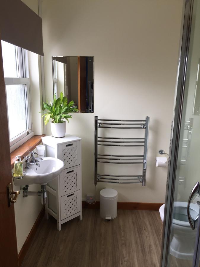 Corran Bunkhouse Hotel Bagian luar foto A heated towel rail