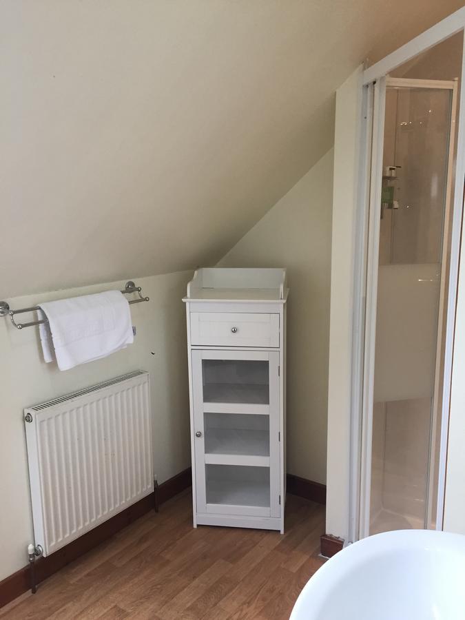 Corran Bunkhouse Hotel Bagian luar foto A shower cubicle