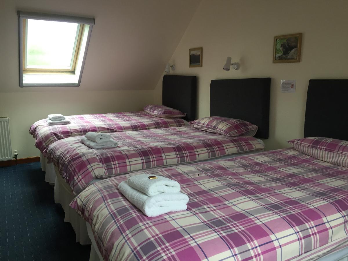 Corran Bunkhouse Hotel Bagian luar foto A typical bedroom at the hostel