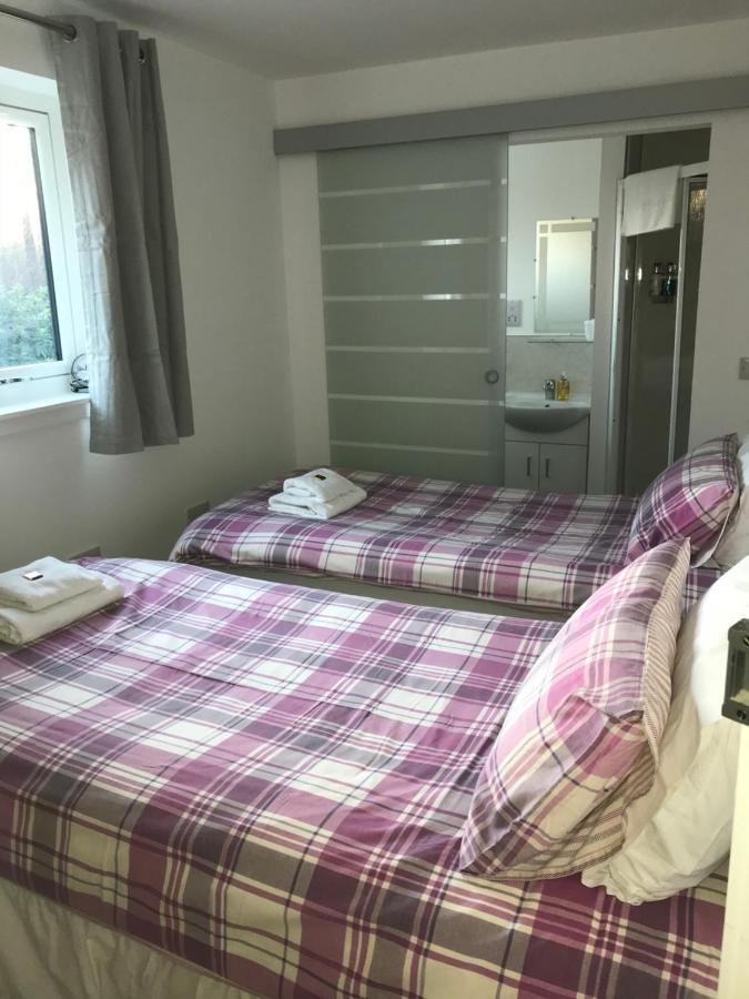 Corran Bunkhouse Hotel Bagian luar foto A room at the station